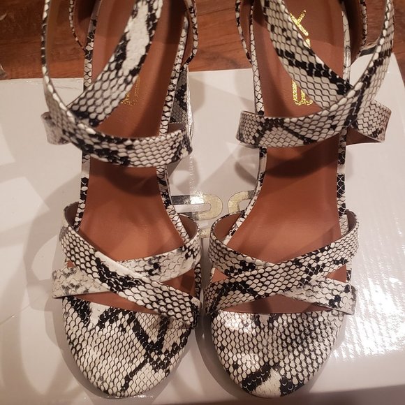 X2B Snake Skin Sandle Strappy Zip size 6.5 - Picture 2 of 4